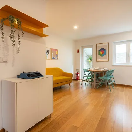 아파트 2-bed With A Charming Terrace At Intendente 리스본